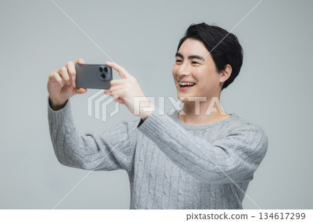 身穿針織衫的年輕男子 身穿針織衫的年輕男子 134617299