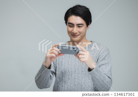身穿針織衫的年輕男子 134617301