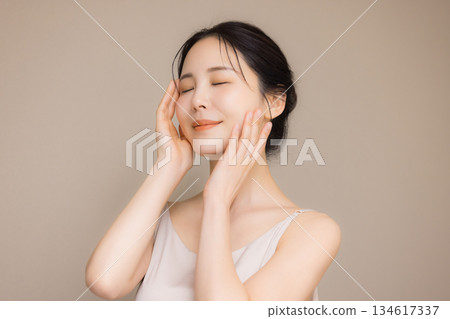 年輕女性的美麗形象 年輕女性的美麗形象 134617337