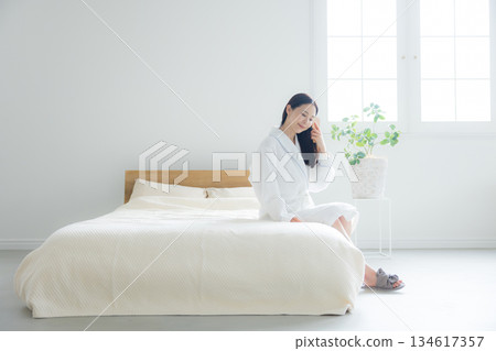 放鬆在床的婦女 134617357