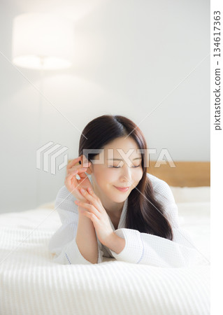 放鬆在床的婦女 放鬆在床的婦女 134617363