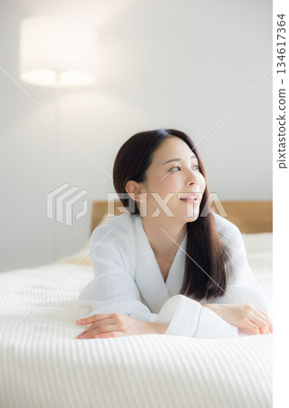 放鬆在床的婦女 134617364
