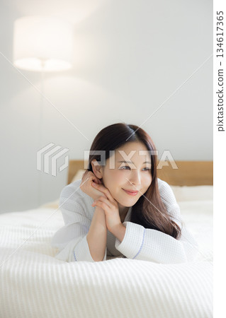 放鬆在床的婦女 134617365