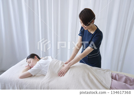 女按摩師做背部按摩 134617368