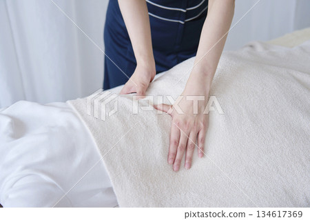 女按摩師正在進行背部按摩（未露臉） 134617369