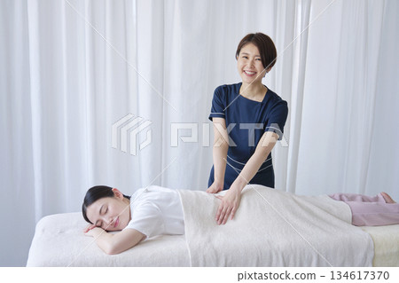 女按摩師做背部按摩的肖像 134617370