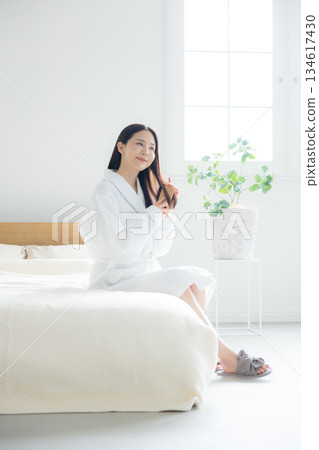 放鬆在床的婦女 134617430