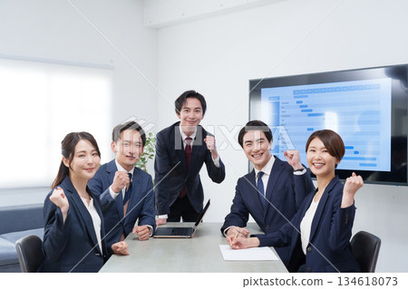 辦公室裡，幾位商務人士碰拳致意 134618073