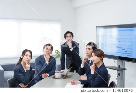 Businessmen and women having a meeting in the office are thinking Businessmen and women having a meeting in the office are thinking 134618076