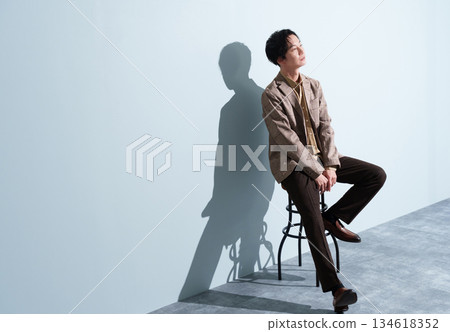 一位三十多歲、有思想、有品味的男士 134618352