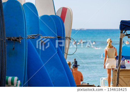 一位女子背對著鏡頭，手持衝浪板，眺望著大海，威基基海灘 134618425