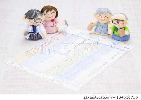 醫生、護士、老年夫婦玩偶和身體檢查結果表格 134618710