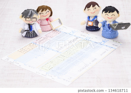 醫生、護士、辦公室職員和OL玩偶,附體檢結果表格 醫生、護士、辦公室職員和OL玩偶,附體檢結果表格 134618711