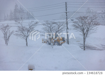 清晨，大雪紛飛，除雪車和道路仍在作業。 134618728