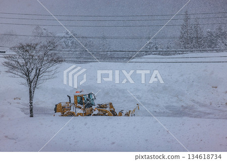 清晨，大雪紛飛，除雪車和道路仍在作業。 134618734