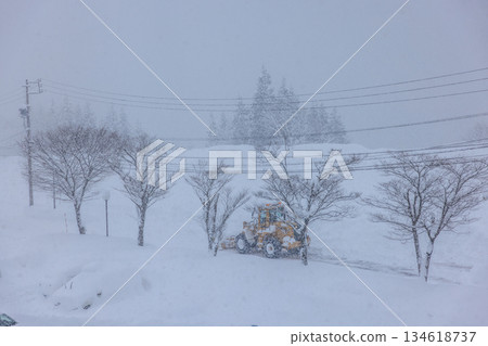清晨，大雪紛飛，除雪車和道路仍在作業。 134618737