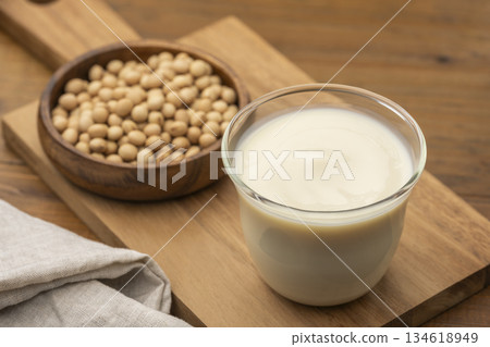 利用大豆中萃取的營養成分製成的天然豆奶 134618949