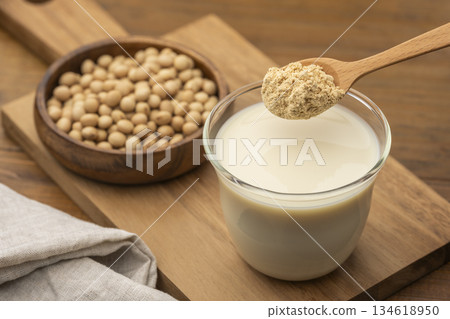 A healthy drink made from soy milk and soybean flour 134618950