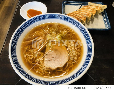 A simple set of soy sauce ramen and fried dumplings 134619378