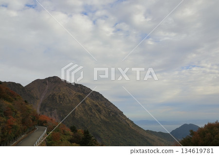秋葉映照下，平成新山雲仙豐原山景色迷人。 134619781