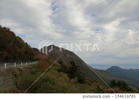 雲仙豐原的平成新山,秋色絢麗,美不勝收。 雲仙豐原的平成新山,秋色絢麗,美不勝收。 134619785