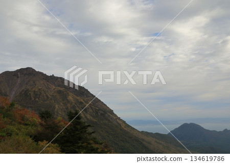 從二田峠的觀景點可以眺望雲仙豐原山和平成新山。 從二田峠的觀景點可以眺望雲仙豐原山和平成新山。 134619786