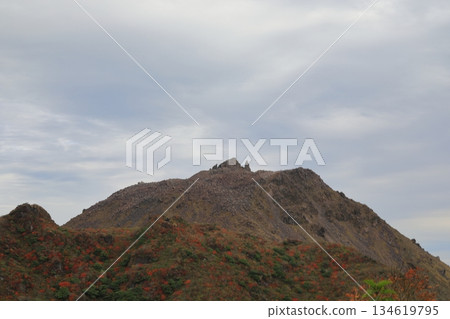 秋季紅葉時分,從雲仙豐原山頂眺望平成新山。 秋季紅葉時分,從雲仙豐原山頂眺望平成新山。 134619795