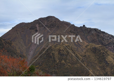 雲仙普賢山崎嶇的山腰 134619797