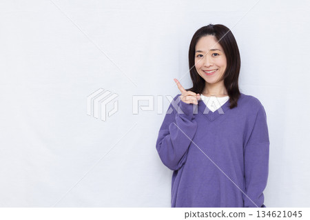 微笑著舉起食指的女人 134621045