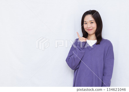 微笑著舉起食指的女人 134621046