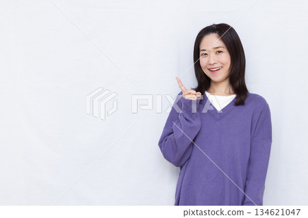 微笑著舉起食指的女人 134621047