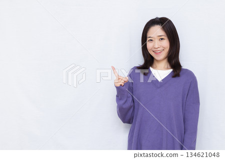 微笑著舉起食指的女人 134621048