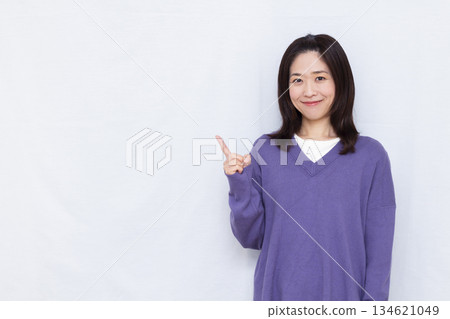 微笑著舉起食指的女人 134621049