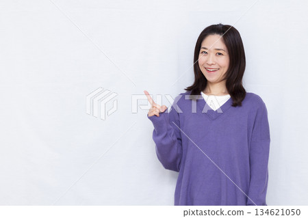 微笑著舉起食指的女人 134621050