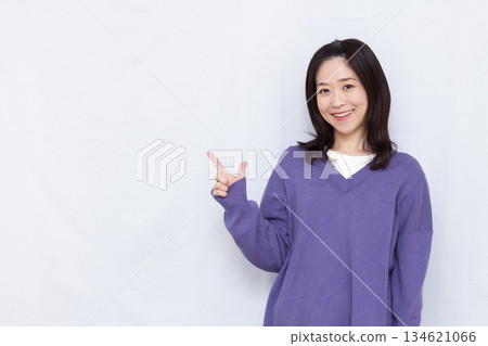 微笑的女人豎起食指 134621066