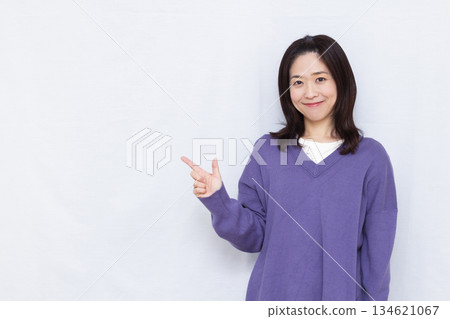 微笑的女人豎起食指 134621067