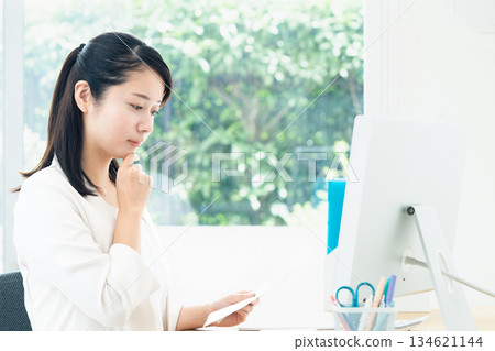 一位年輕女子在電腦上創作材料 134621144