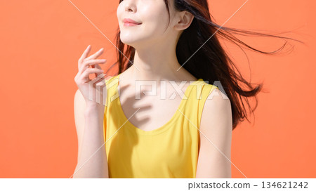 橙色背景的中年女性肖像 134621242