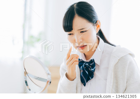 高中女生發現自己長了痘痘 134621305