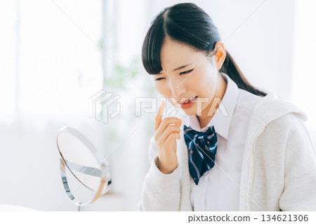 高中女生發現自己長了痘痘 134621306