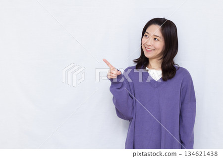 微笑的女人豎起食指 134621438