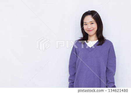 一位身穿紫色針織衫的女士 134621480