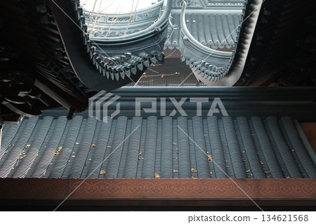 中式傳統建築屋頂瓦片間的銀杏落葉 中式傳統建築屋頂瓦片間的銀杏落葉 134621568