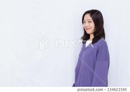 一位身穿紫色針織衫的女士 134621595
