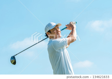高爾夫球手的男人在高爾夫球場打高爾夫球（開球/高爾夫比賽） 134621633