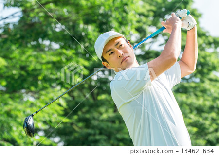 高爾夫球手的男人在高爾夫球場打高爾夫球（開球/高爾夫比賽） 134621634