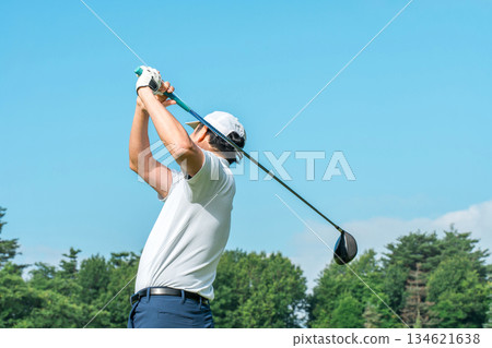 一名男子高爾夫球手在高爾夫球場打球（背影，開球，高爾夫比賽） 134621638