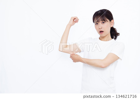 Middle-aged women who are concerned about upper arm fat 134621716