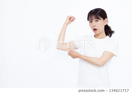 Middle-aged women who are concerned about upper arm fat 134621717