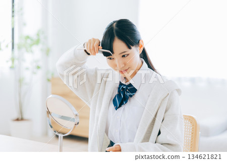 高中女生整理瀏海 134621821